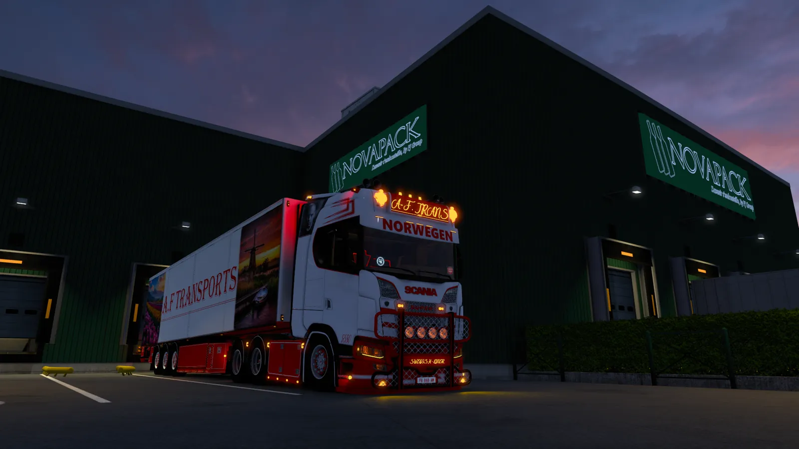 Scania S AF Trans à quai devant un entrepôt, au crépuscule